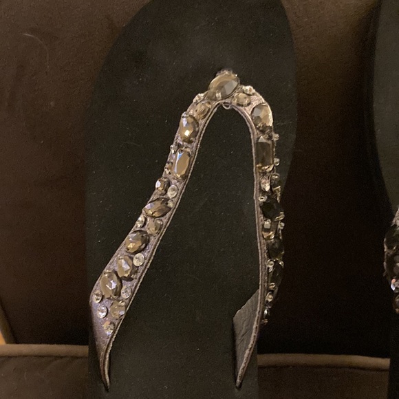 Black flip flops with silver studded straps - Picture 5 of 6